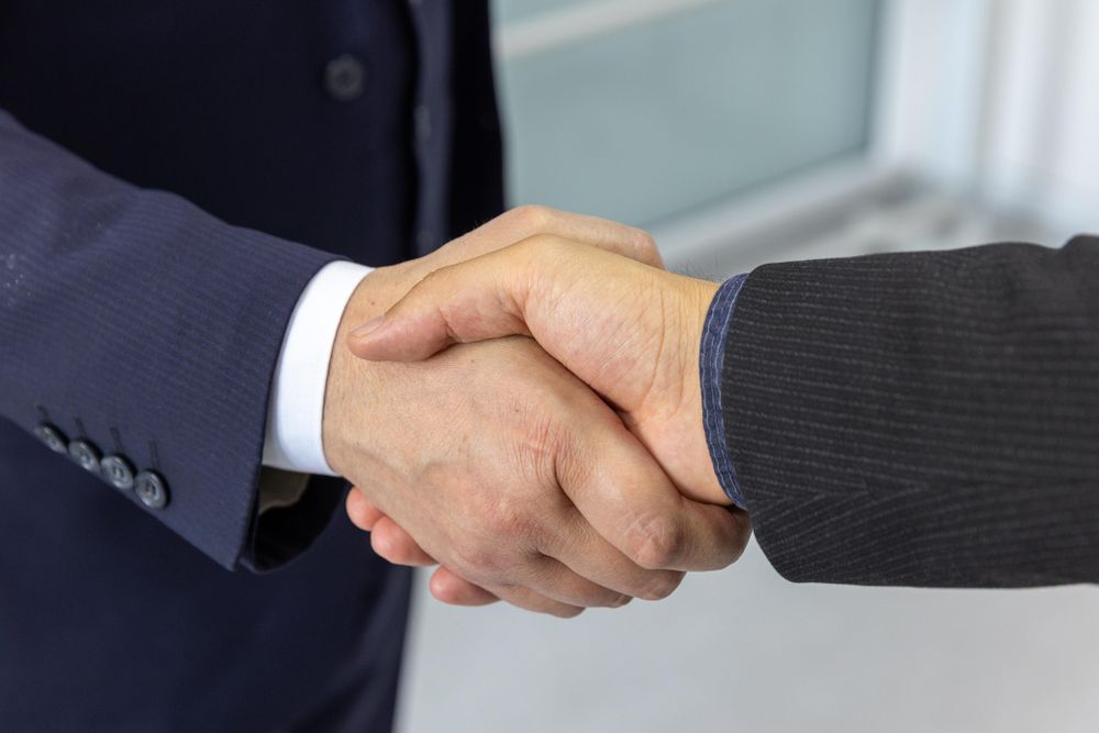 Handschlag — partnerschaftliche Zusammenarbeit mit dem Mittelstand